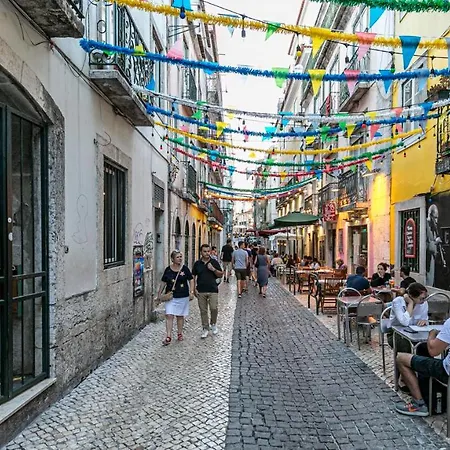 Plum Guide - Twilight Lines * Lissabon